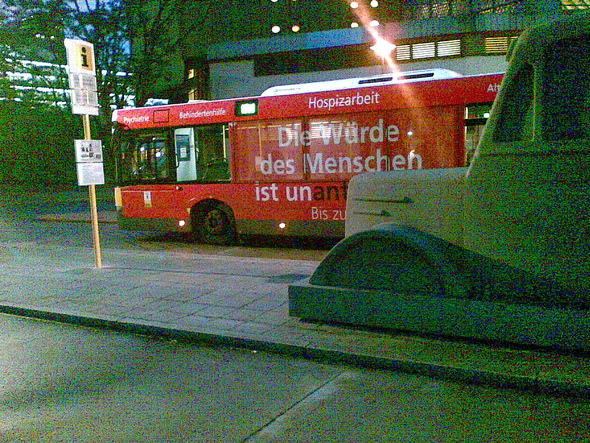 Grauer Bus Berlin. Foto: Franka Rößner, 2008